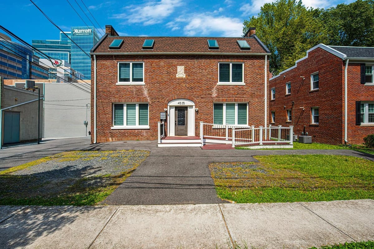 Across Metro close to NIH/Walter Reed | Sleeps 10, photo 2