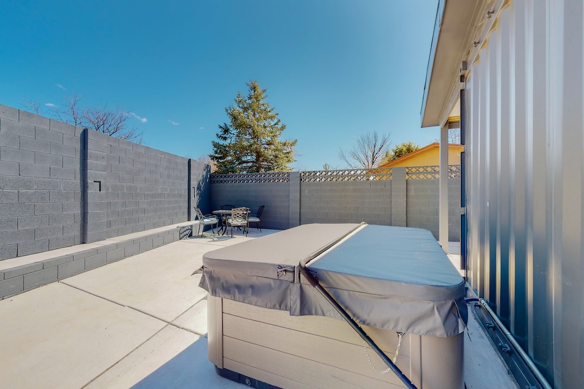 Casita Container w/ Hot Tub & King Bed On One Floor, photo 2