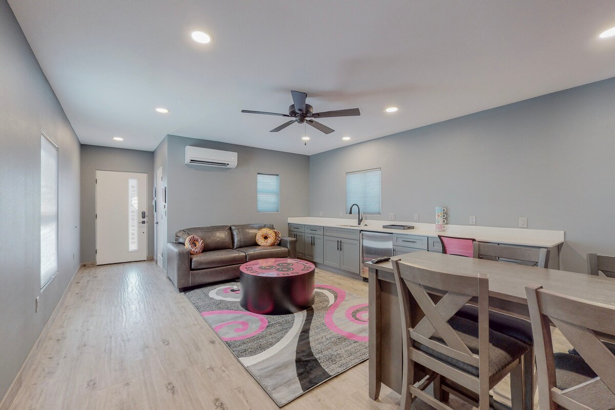 Casita Container w/ Hot Tub & King Bed On One Floor, photo 3