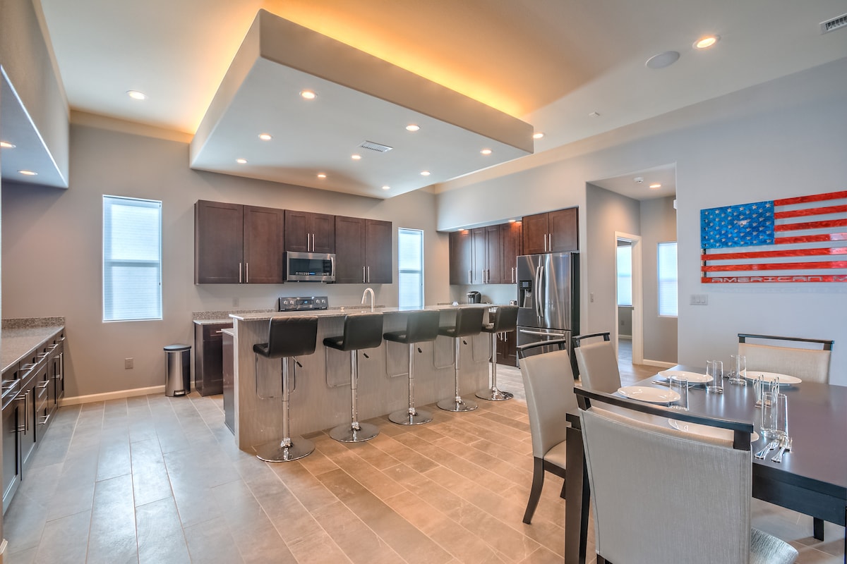 Hot Tub & 3 King Beds | Deluxe Uptown, photo 4