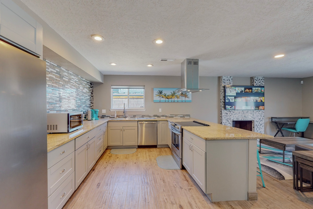 Hot Tub Beach House w/ Grill & 3 King Beds, photo 4