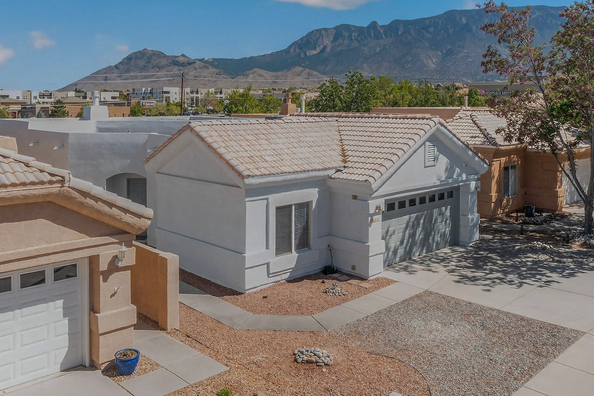 Hot Tub | Pet-Friendly | BBQ | Parking | 3BR Home, photo 2