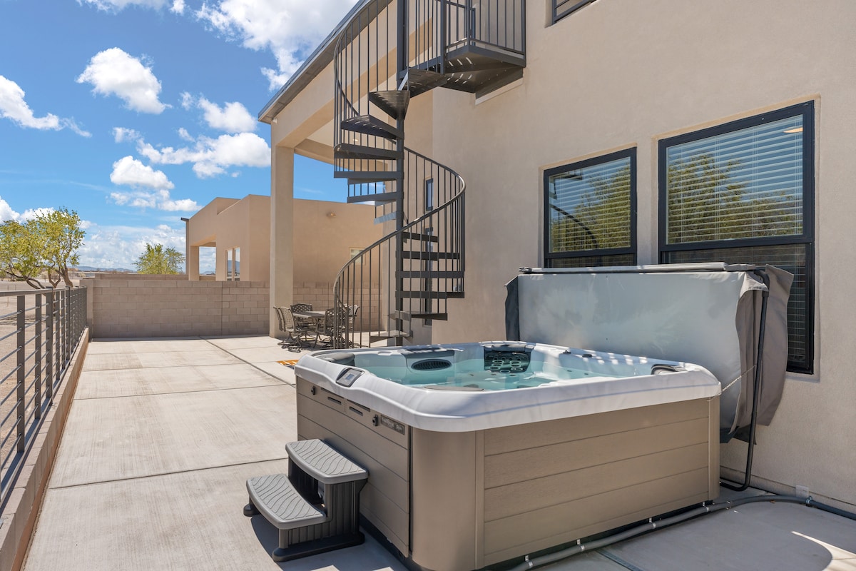 Luxurious Abode | Hot Tub & Rooftop Deck, photo 3