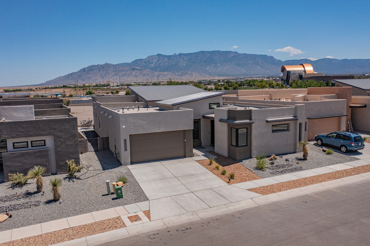 Luxurious Abode | Hot Tub & Rooftop Deck, photo 4