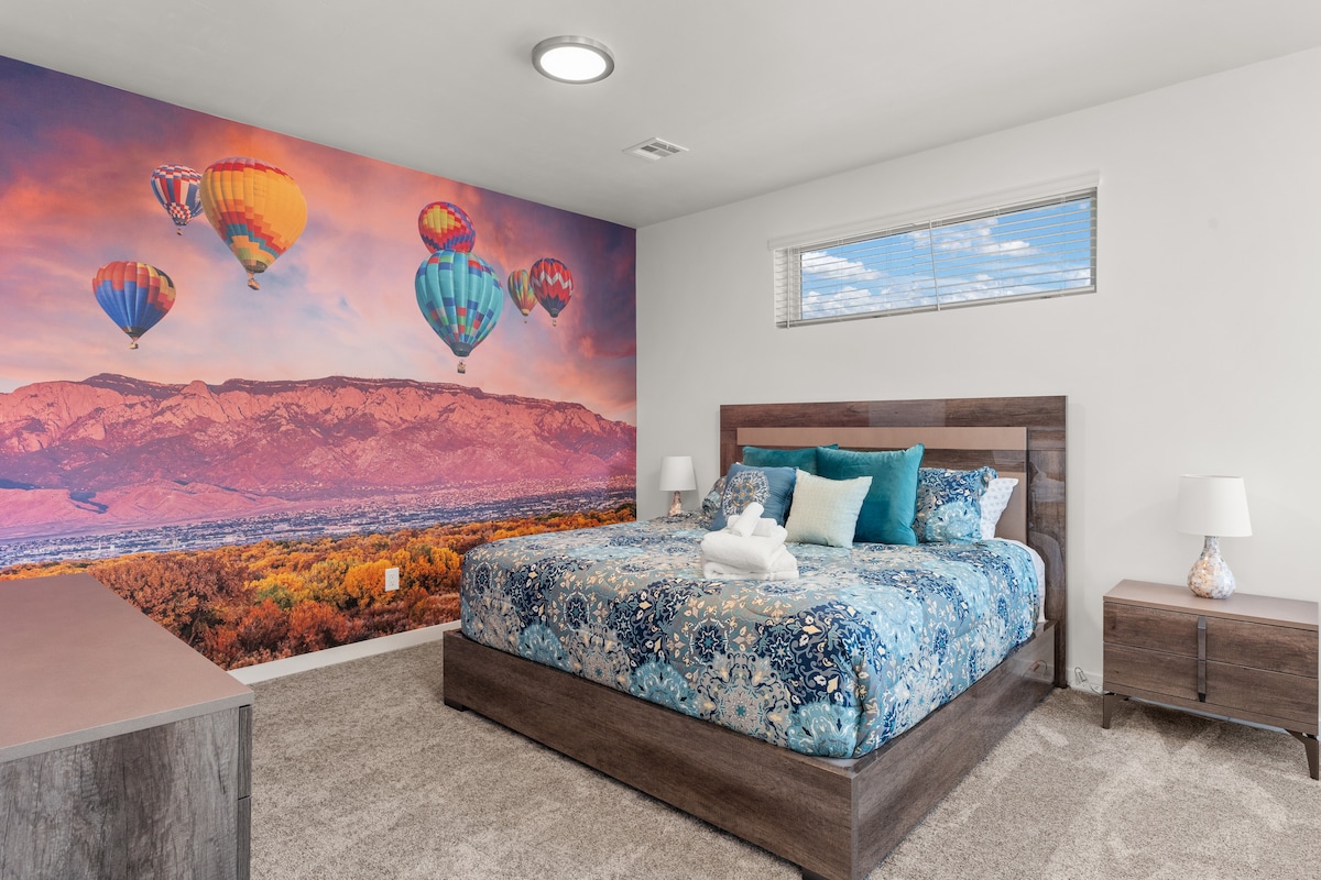 Luxurious Abode | Hot Tub & Rooftop Deck, photo 5