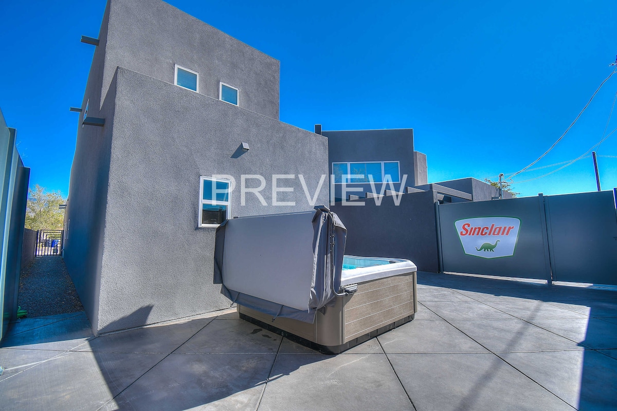 Modern Gasoline Alley w/ Hot Tub & 3 King Beds, photo 2