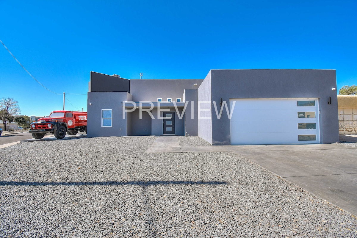 Modern Gasoline Alley w/ Hot Tub & 3 King Beds, photo 3