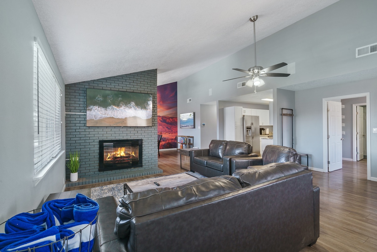 Sunset Home w/ Indoor Fireplace Hot Tub & 3 King Beds, photo 2