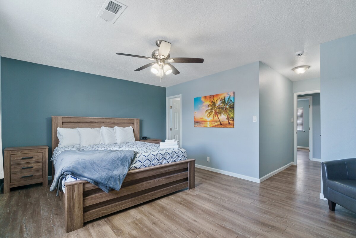 Sunset Home w/ Indoor Fireplace Hot Tub & 3 King Beds, photo 5