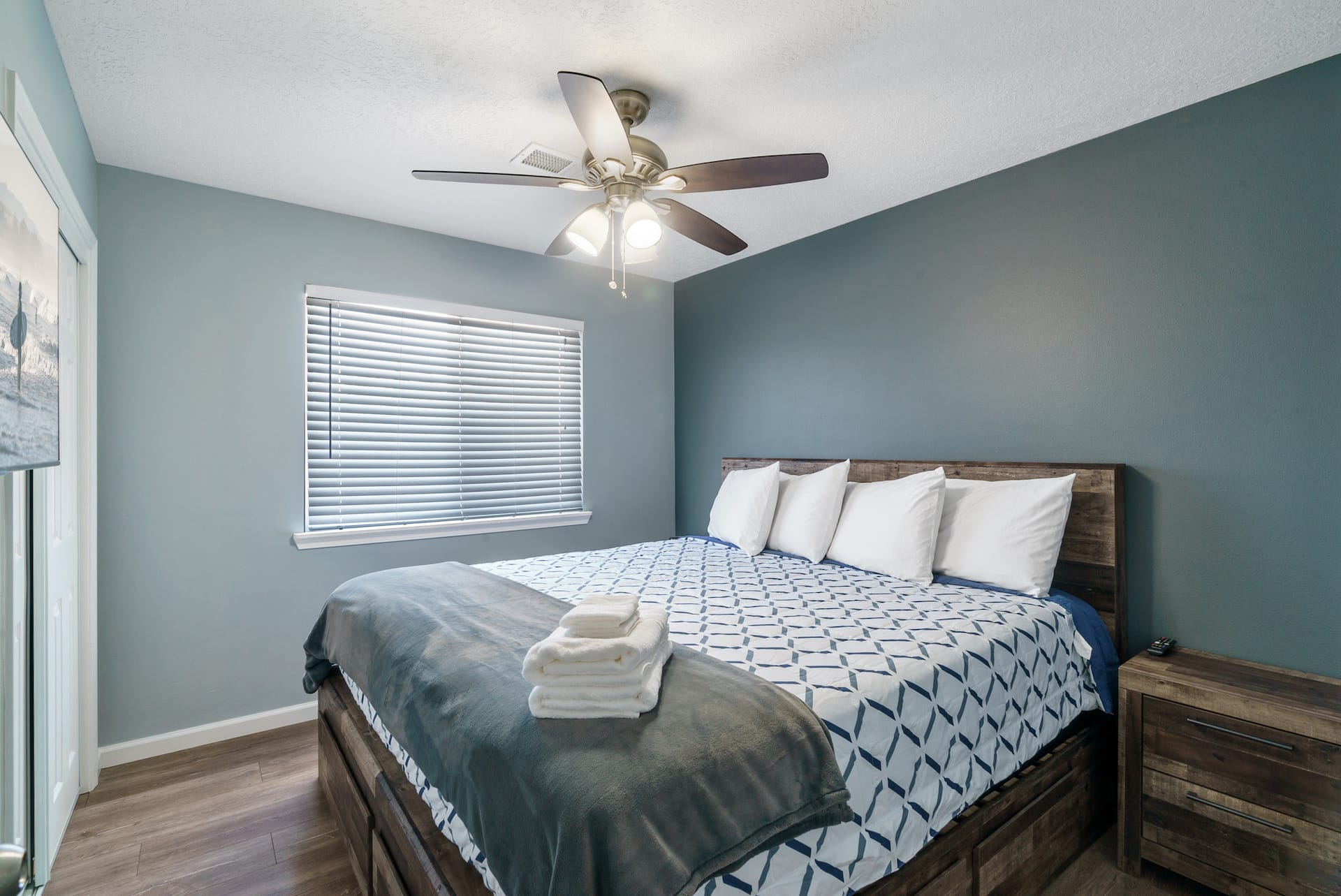 Sunset Home w/ Indoor Fireplace Hot Tub & 3 King Beds, photo 7