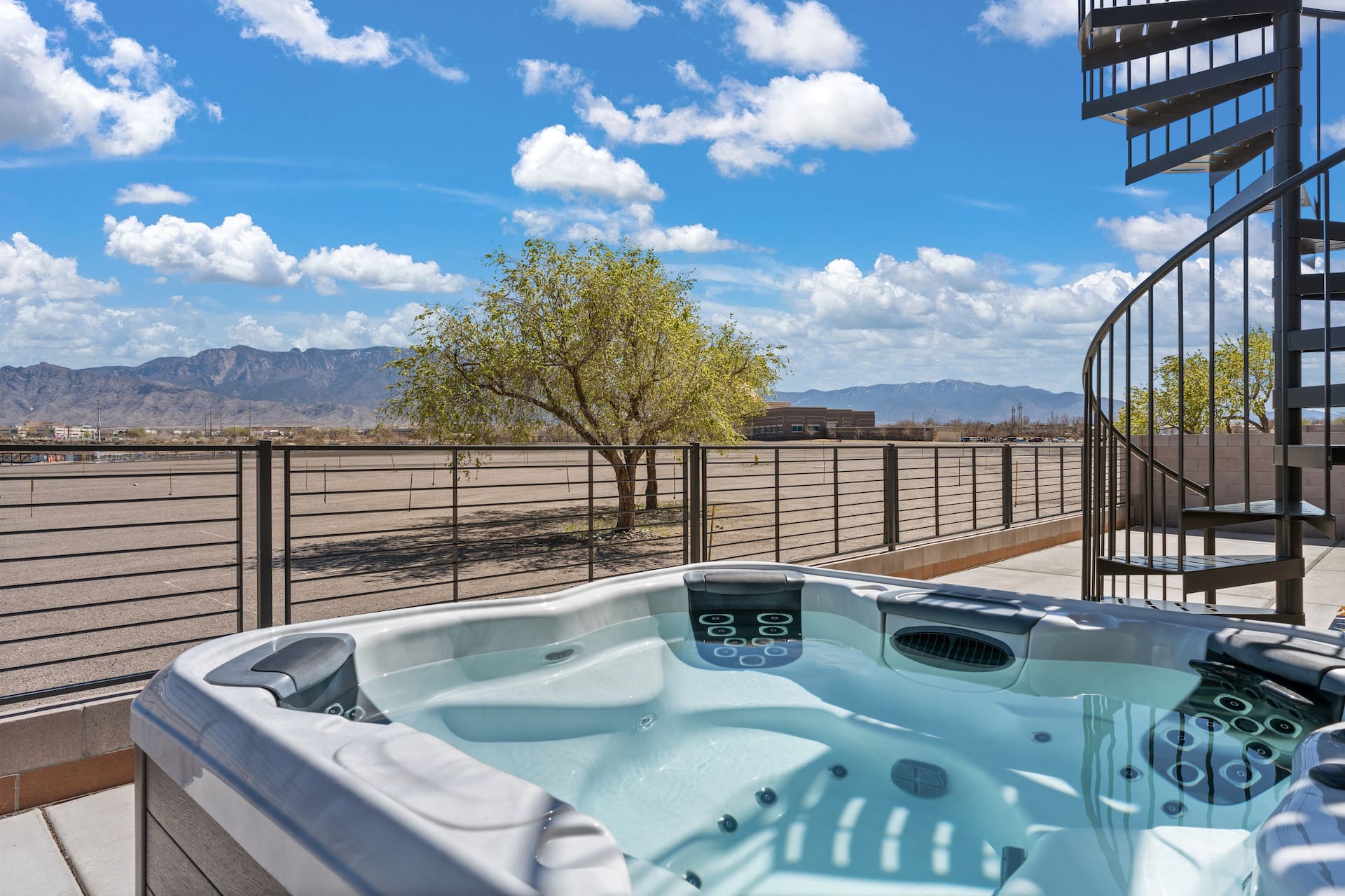 Luxurious Abode | Hot Tub & Rooftop Deck, photo 9