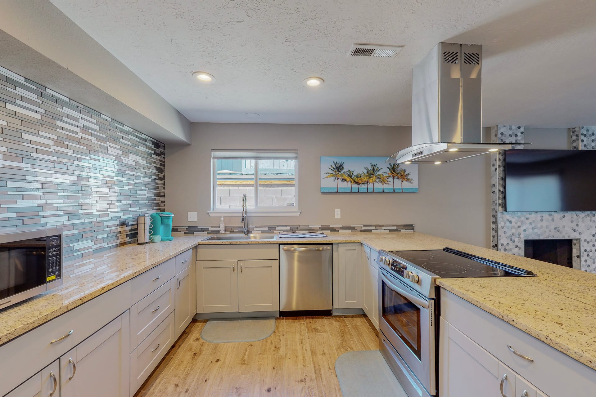 Hot Tub Beach House w/ Grill & 3 King Beds, photo 25