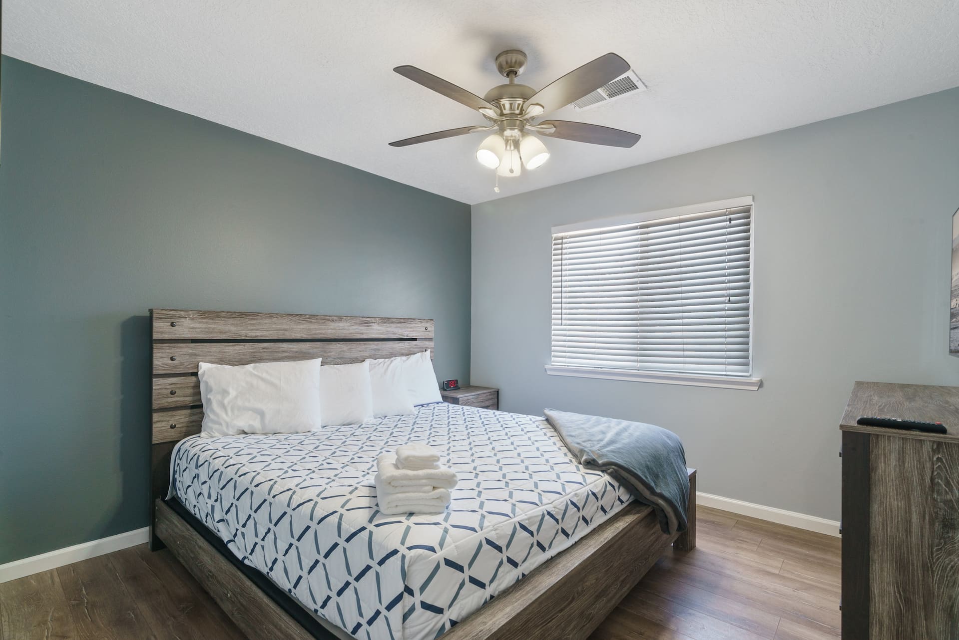 Sunset Home w/ Indoor Fireplace Hot Tub & 3 King Beds, photo 25