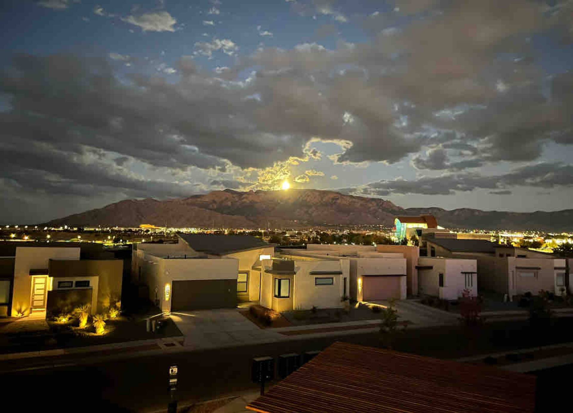Luxurious Abode | Hot Tub & Rooftop Deck, photo 15