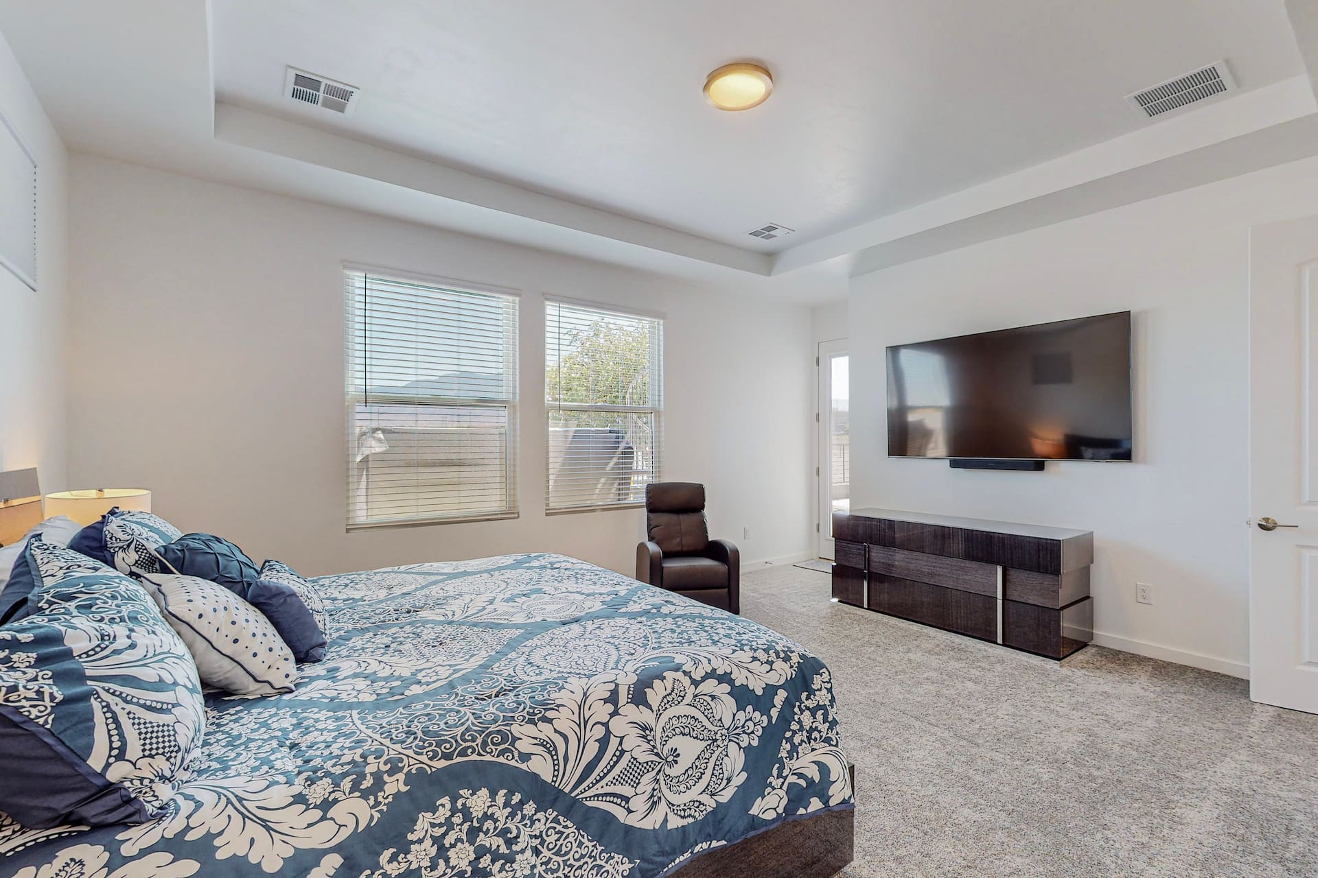 Luxurious Abode | Hot Tub & Rooftop Deck, photo 24