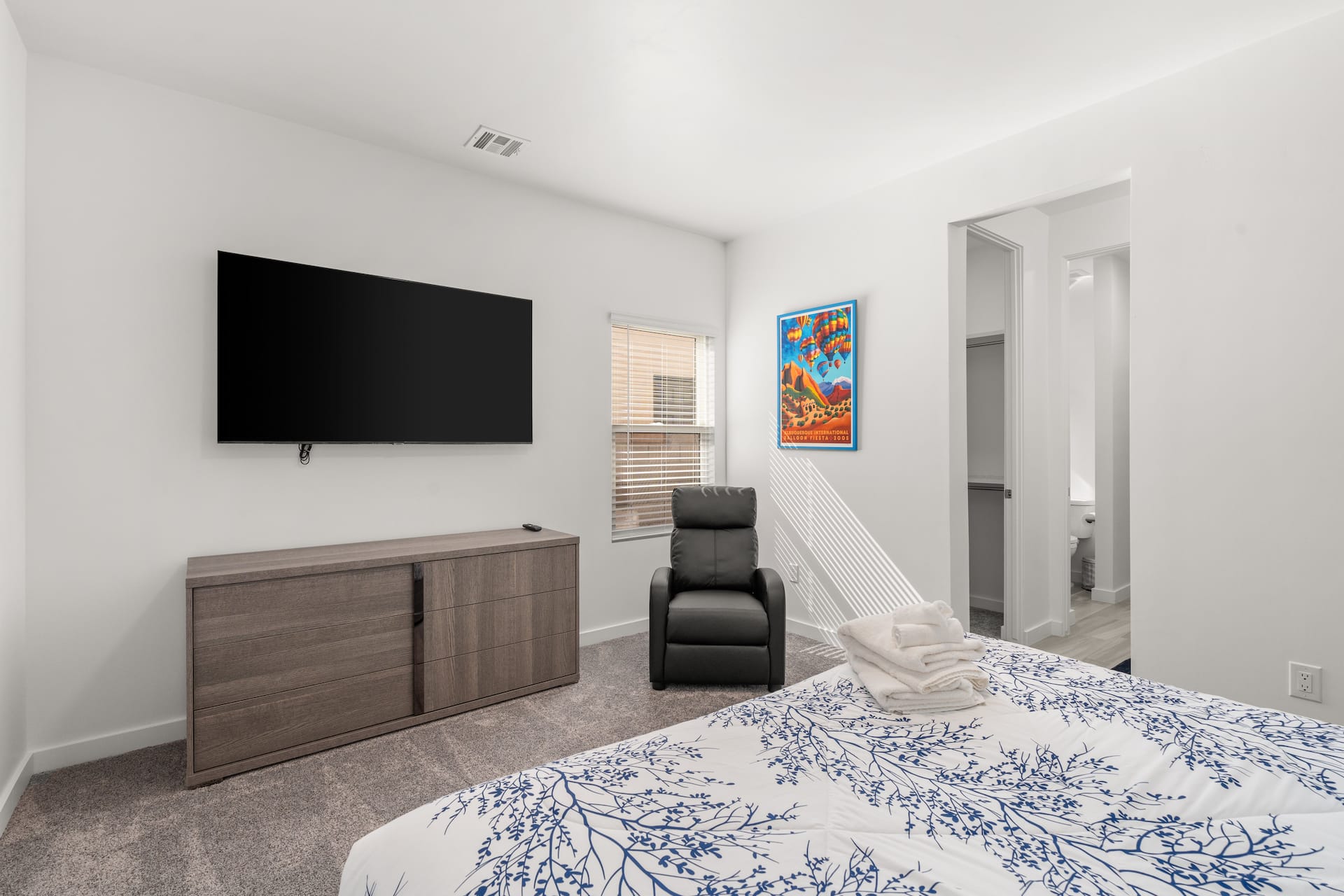 Luxurious Abode | Hot Tub & Rooftop Deck, photo 19