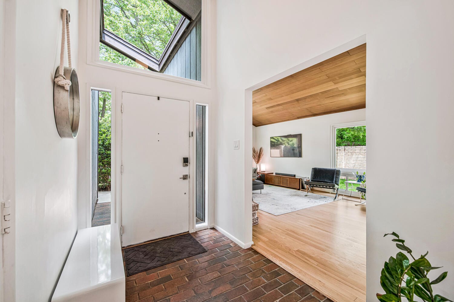 Modern Lux Stay by Walter Reed, DC and more!, photo 10