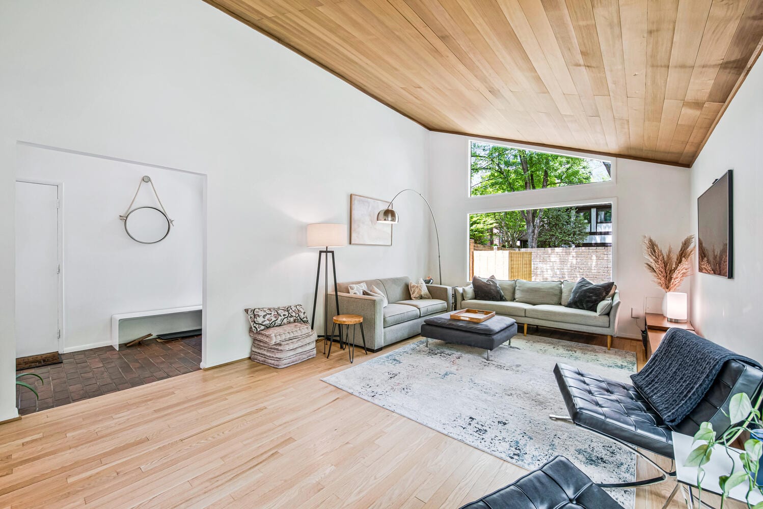 Modern Lux Stay by Walter Reed, DC and more!, photo 13