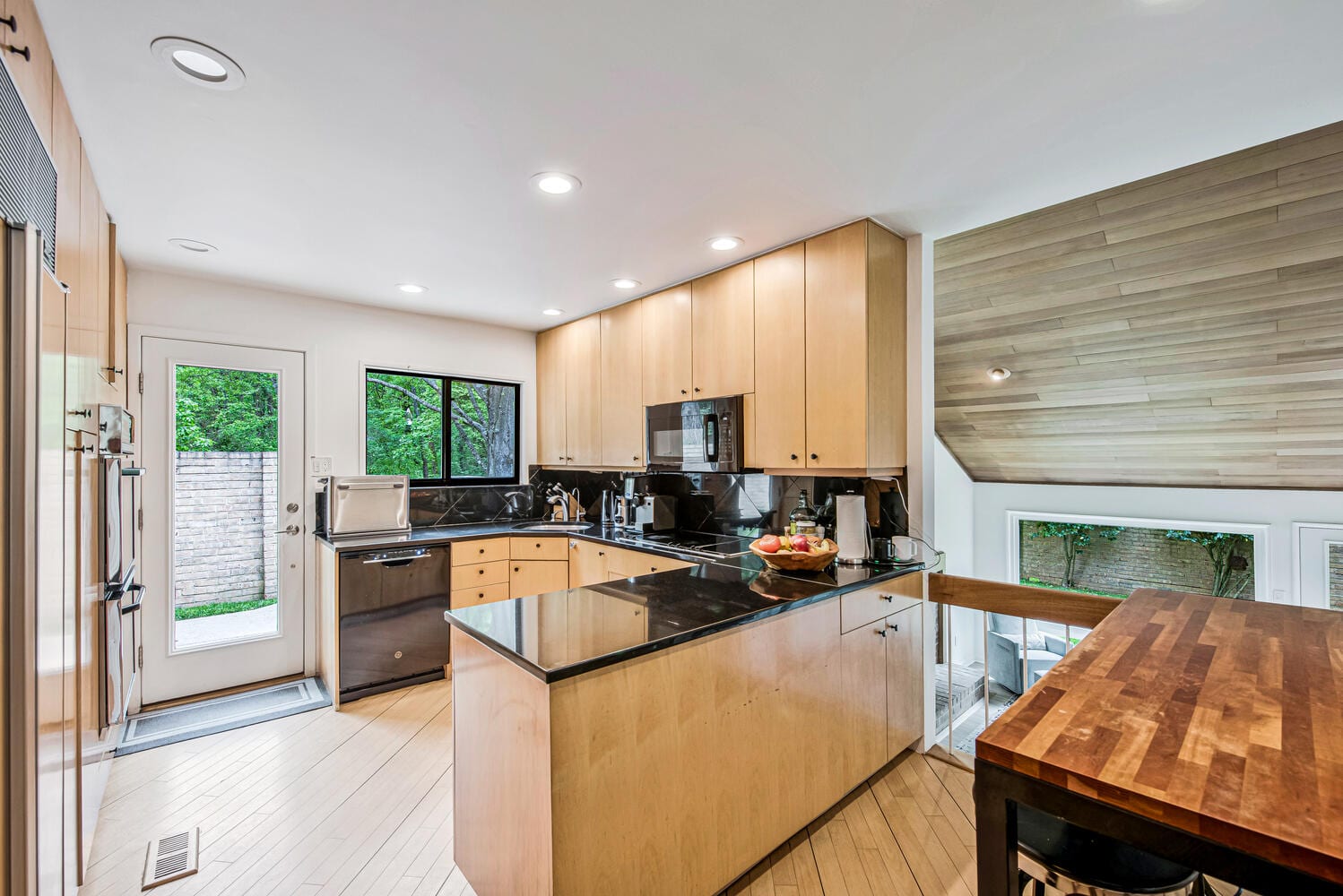 Modern Lux Stay by Walter Reed, DC and more!, photo 17