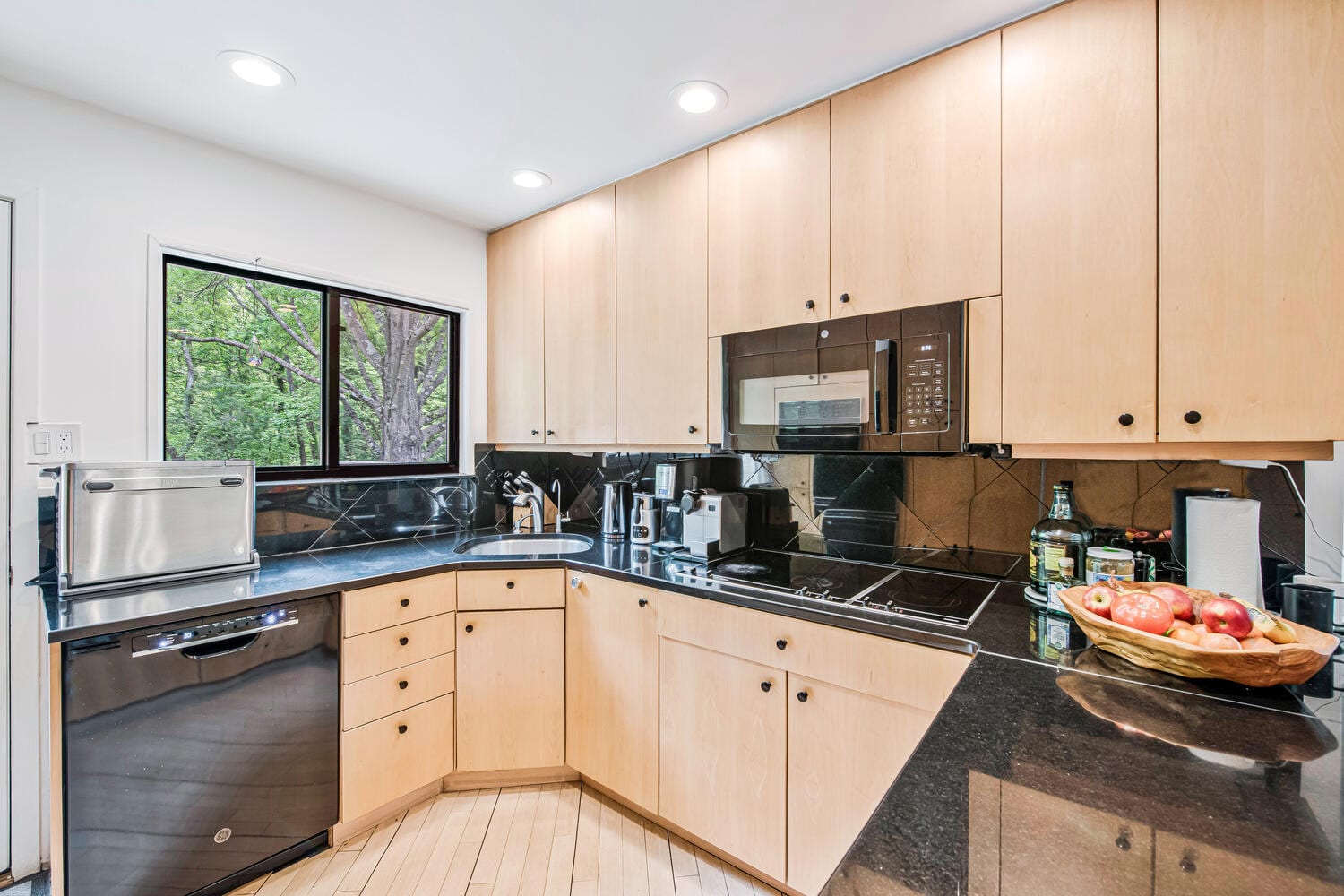 Modern Lux Stay by Walter Reed, DC and more!, photo 18